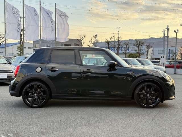 ＭＩＮＩ クーパーＳ　レゾリュート・エディション　認定中古車・アップルカープレイ・１８インチ純正ホイール・ＥＴＣ・ヘッドアップディスプレイ・クルーズコントロール・シートヒーター（12枚目）