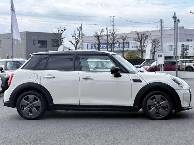 ＭＩＮＩ クーパーＤ　クラシック・トリム　ミニクーパーＤ５ドア・プレミアムプラスＰＫＧ・アップルカープレイ・クルコン・ＥＴＣ・シートヒーター・１６インチ純正ホイール（9枚目）