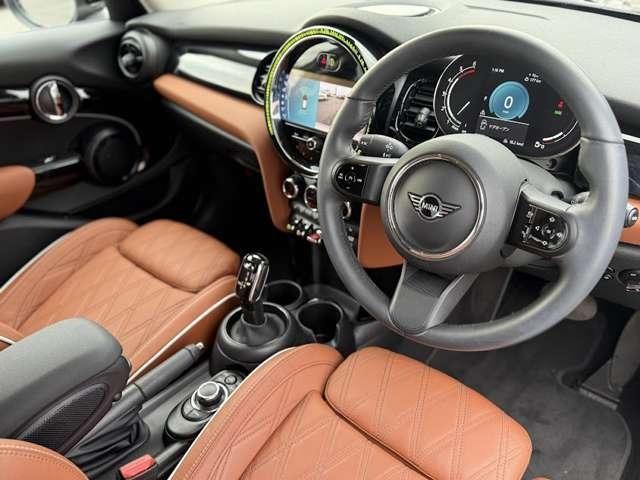 ＭＩＮＩ クーパーＳＤ　クラシック・トリム　ミニクーパーＳＤ５ドア・認定中古車・ブラウンレザー・シートヒーター・ドラレコ・ＥＴＣ・クルーズコントロール・アップルカープレイ・１７インチ純正ホイール（3枚目）