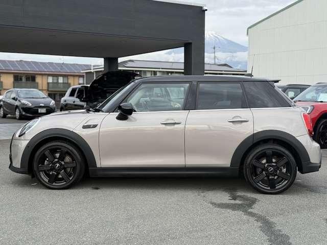 ＭＩＮＩ クーパーＳＤ　クラシック・トリム　ミニクーパーＳＤ５ドア・認定中古車・ブラウンレザー・シートヒーター・ドラレコ・ＥＴＣ・クルーズコントロール・アップルカープレイ・１７インチ純正ホイール（13枚目）