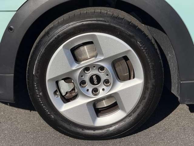 ＭＩＮＩ クーパーＣ　クラシック・トリム　クラシックトリム　正規認定中古車　保証整備付　ナビ　ＥＴＣ　バックカメラ　衝突軽減ブレーキ　アイドリングストップ　障害物ソナー　レーンキープ　アクティブクルコン　ＬＥＤライト　純正ホイール（4枚目）