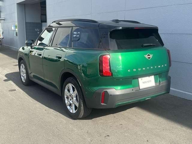 ＭＩＮＩ カントリーマンＤ　クラシック・トリム　ミニ　カントリーマン　Ｄ　認定中古車　弊社試乗車　　ブリティッシュ・レーシング・グリーン／ブラックルーフ（5枚目）