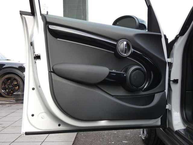 �i����ȁj�h�A�p�l���ɂ́A�A���r�G���g���C�g����������Ă��܂��I