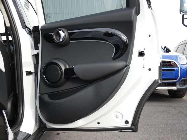 �i�E�㕔���ȁj�h�A�p�l���ɂ́A�A���r�G���g���C�g����������Ă��܂��I