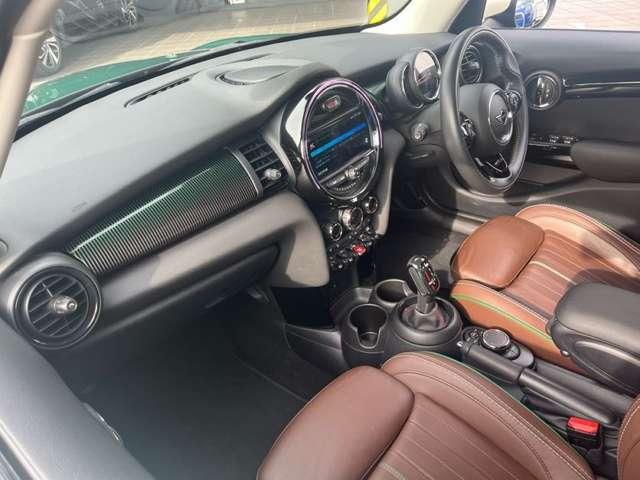 �C���p�l����́A�l�h�m�h�̐̂Ȃ���̃f�U�C���𓥏P���A�~�`�̃Z���^�[�f�B�X�v���C�Ȃǂ���������A�ߑ�I�Ȏd�オ��ɁI