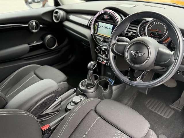 �C���p�l����́A�l�h�m�h�̐̂Ȃ���̃f�U�C���𓥏P���A�~�`�̃Z���^�[�f�B�X�v���C�Ȃǂ���������A�ߑ�I�Ȏd�オ��ɁI