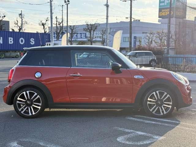 ＭＩＮＩ クーパーＳ　ナビ・ＥＴＣ・ＡＣＣ・シートヒーター・パドルシフト・ハーマンカードンスピーカー・レザーシート（9枚目）