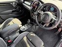 MINIのシートは、人間工学に基づいて設計され、ロングドライブ時の快適さもさる事ながら、スポーティーなドライビング時にも、より的確に身体をサポートします。