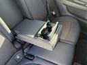 後部座席には、ドリンクホルダー付きのアームレストが装備されています!