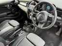 インパネ周りは、MINIの昔ながらのデザインを踏襲しつつ、円形のセンターディスプレイなどが装備され、近代的な仕上がりに!