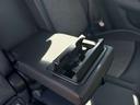 後部座席には、ドリンクホルダー付きのアームレストが装備されています！