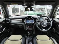 インパネ周りは、ＭＩＮＩの昔ながらのデザインを踏襲しつつ、円形のセンターディスプレイなどが装備され、近代的な仕上がりに！ 3