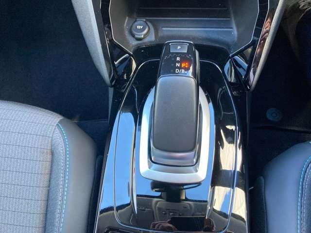 スッキリとしたシフトレバー周辺