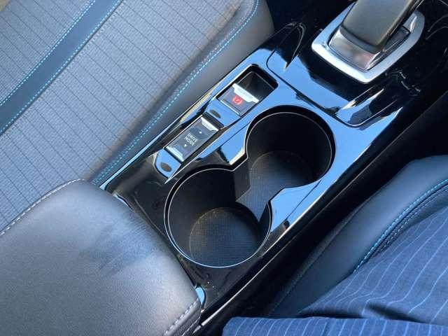 ドリンクホルダーも２人分ございます