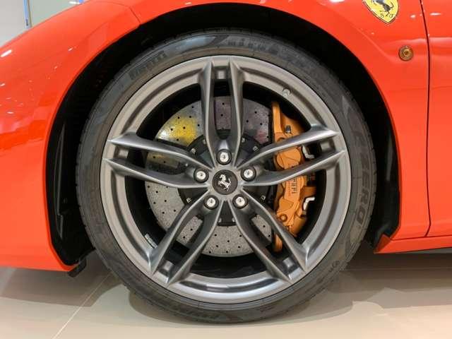 ４８８ＧＴＢ 　Ｆ１　ＤＣＴ　ＲｏｓｓｏＤｉｎｏ　ＬＥＤ付カーボン　Ｆプロテクション　２０インチ鍛造ダークペイントＡＷ　ゴールドブレーキキャリパー　スクーデリアフェラーリフェンダーエンブレム（23枚目）