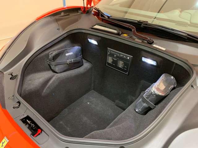 ４８８ＧＴＢ 　Ｆ１　ＤＣＴ　ＲｏｓｓｏＤｉｎｏ　ＬＥＤ付カーボン　Ｆプロテクション　２０インチ鍛造ダークペイントＡＷ　ゴールドブレーキキャリパー　スクーデリアフェラーリフェンダーエンブレム（32枚目）