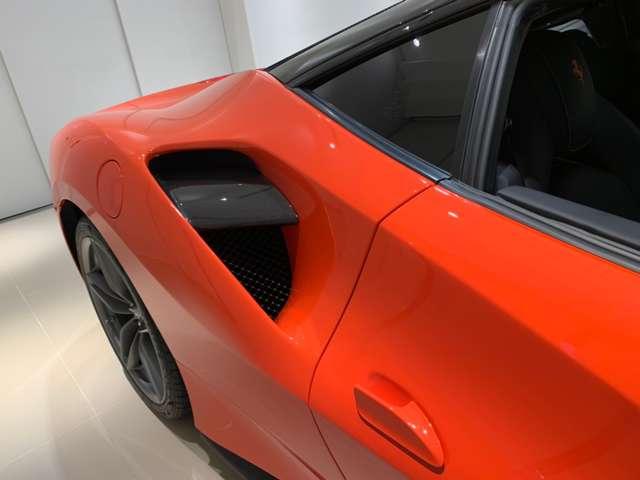 ４８８ＧＴＢ 　Ｆ１　ＤＣＴ　ＲｏｓｓｏＤｉｎｏ　ＬＥＤ付カーボン　Ｆプロテクション　２０インチ鍛造ダークペイントＡＷ　ゴールドブレーキキャリパー　スクーデリアフェラーリフェンダーエンブレム（36枚目）