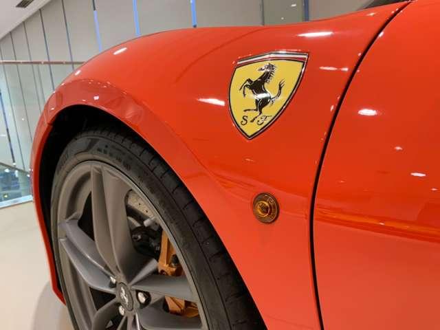 ４８８ＧＴＢ 　Ｆ１　ＤＣＴ　ＲｏｓｓｏＤｉｎｏ　ＬＥＤ付カーボン　Ｆプロテクション　２０インチ鍛造ダークペイントＡＷ　ゴールドブレーキキャリパー　スクーデリアフェラーリフェンダーエンブレム（38枚目）