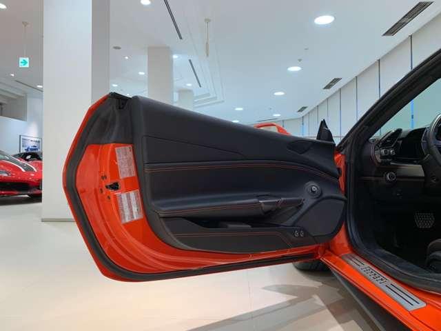 ４８８ＧＴＢ 　Ｆ１　ＤＣＴ　ＲｏｓｓｏＤｉｎｏ　ＬＥＤ付カーボン　Ｆプロテクション　２０インチ鍛造ダークペイントＡＷ　ゴールドブレーキキャリパー　スクーデリアフェラーリフェンダーエンブレム（39枚目）