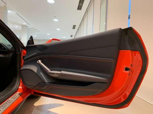 ４８８ＧＴＢ 　Ｆ１　ＤＣＴ　ＲｏｓｓｏＤｉｎｏ　ＬＥＤ付カーボン　Ｆプロテクション　２０インチ鍛造ダークペイントＡＷ　ゴールドブレーキキャリパー　スクーデリアフェラーリフェンダーエンブレム（40枚目）