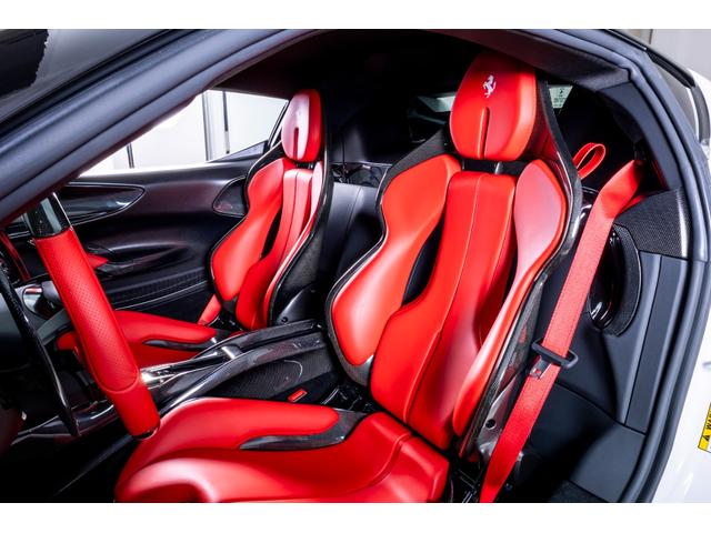 ＳＦ９０ストラダーレ アセットフィオラノ　ＥｘｔｅｎｄｅｄＷａｒｒａｎｔｙ付帯済み　Ｂｉａｎｃｏ　Ｃｅｒｖｉｎｏ　ＡｓｅｔｔｏＦｉｏｒａｎｏパッケージ　左ハンドル　ツートンカラーボディ　ＬＥＤ付きカーボンステアリングホイール（2枚目）
