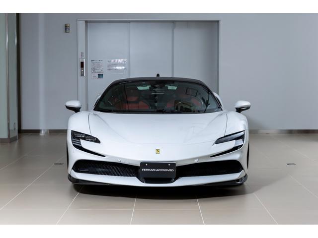 ＳＦ９０ストラダーレ アセットフィオラノ　ＥｘｔｅｎｄｅｄＷａｒｒａｎｔｙ付帯済み　Ｂｉａｎｃｏ　Ｃｅｒｖｉｎｏ　ＡｓｅｔｔｏＦｉｏｒａｎｏパッケージ　左ハンドル　ツートンカラーボディ　ＬＥＤ付きカーボンステアリングホイール（4枚目）