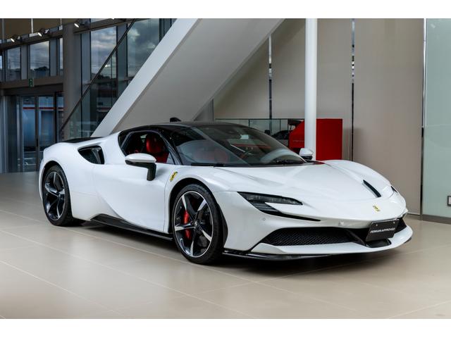 ＳＦ９０ストラダーレ アセットフィオラノ　ＥｘｔｅｎｄｅｄＷａｒｒａｎｔｙ付帯済み　Ｂｉａｎｃｏ　Ｃｅｒｖｉｎｏ　ＡｓｅｔｔｏＦｉｏｒａｎｏパッケージ　左ハンドル　ツートンカラーボディ　ＬＥＤ付きカーボンステアリングホイール（5枚目）