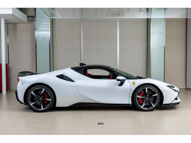 ＳＦ９０ストラダーレ アセットフィオラノ　ＥｘｔｅｎｄｅｄＷａｒｒａｎｔｙ付帯済み　Ｂｉａｎｃｏ　Ｃｅｒｖｉｎｏ　ＡｓｅｔｔｏＦｉｏｒａｎｏパッケージ　左ハンドル　ツートンカラーボディ　ＬＥＤ付きカーボンステアリングホイール（6枚目）