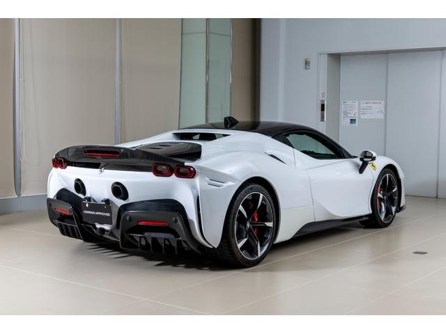 ＳＦ９０ストラダーレ アセットフィオラノ　ＥｘｔｅｎｄｅｄＷａｒｒａｎｔｙ付帯済み　Ｂｉａｎｃｏ　Ｃｅｒｖｉｎｏ　ＡｓｅｔｔｏＦｉｏｒａｎｏパッケージ　左ハンドル　ツートンカラーボディ　ＬＥＤ付きカーボンステアリングホイール（7枚目）