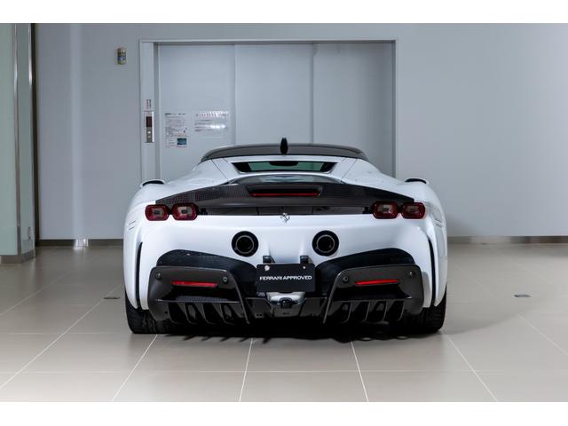ＳＦ９０ストラダーレ アセットフィオラノ　ＥｘｔｅｎｄｅｄＷａｒｒａｎｔｙ付帯済み　Ｂｉａｎｃｏ　Ｃｅｒｖｉｎｏ　ＡｓｅｔｔｏＦｉｏｒａｎｏパッケージ　左ハンドル　ツートンカラーボディ　ＬＥＤ付きカーボンステアリングホイール（8枚目）