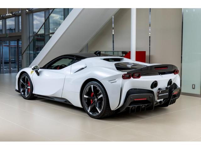 ＳＦ９０ストラダーレ アセットフィオラノ　ＥｘｔｅｎｄｅｄＷａｒｒａｎｔｙ付帯済み　Ｂｉａｎｃｏ　Ｃｅｒｖｉｎｏ　ＡｓｅｔｔｏＦｉｏｒａｎｏパッケージ　左ハンドル　ツートンカラーボディ　ＬＥＤ付きカーボンステアリングホイール（9枚目）