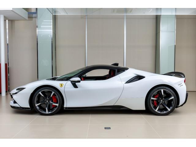 ＳＦ９０ストラダーレ アセットフィオラノ　ＥｘｔｅｎｄｅｄＷａｒｒａｎｔｙ付帯済み　Ｂｉａｎｃｏ　Ｃｅｒｖｉｎｏ　ＡｓｅｔｔｏＦｉｏｒａｎｏパッケージ　左ハンドル　ツートンカラーボディ　ＬＥＤ付きカーボンステアリングホイール（10枚目）