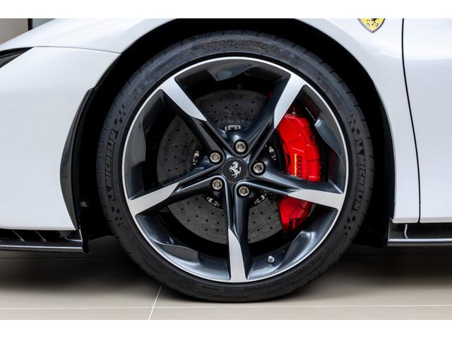 ＳＦ９０ストラダーレ アセットフィオラノ　ＥｘｔｅｎｄｅｄＷａｒｒａｎｔｙ付帯済み　Ｂｉａｎｃｏ　Ｃｅｒｖｉｎｏ　ＡｓｅｔｔｏＦｉｏｒａｎｏパッケージ　左ハンドル　ツートンカラーボディ　ＬＥＤ付きカーボンステアリングホイール（11枚目）