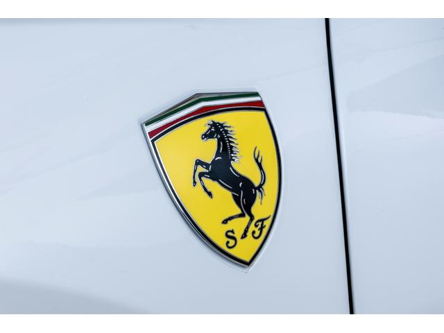 ＳＦ９０ストラダーレ アセットフィオラノ　ＥｘｔｅｎｄｅｄＷａｒｒａｎｔｙ付帯済み　Ｂｉａｎｃｏ　Ｃｅｒｖｉｎｏ　ＡｓｅｔｔｏＦｉｏｒａｎｏパッケージ　左ハンドル　ツートンカラーボディ　ＬＥＤ付きカーボンステアリングホイール（13枚目）