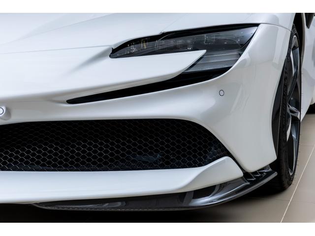 ＳＦ９０ストラダーレ アセットフィオラノ　ＥｘｔｅｎｄｅｄＷａｒｒａｎｔｙ付帯済み　Ｂｉａｎｃｏ　Ｃｅｒｖｉｎｏ　ＡｓｅｔｔｏＦｉｏｒａｎｏパッケージ　左ハンドル　ツートンカラーボディ　ＬＥＤ付きカーボンステアリングホイール（15枚目）