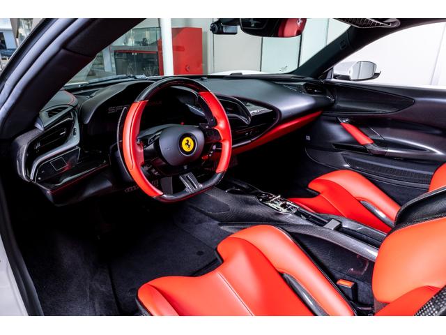 ＳＦ９０ストラダーレ アセットフィオラノ　ＥｘｔｅｎｄｅｄＷａｒｒａｎｔｙ付帯済み　Ｂｉａｎｃｏ　Ｃｅｒｖｉｎｏ　ＡｓｅｔｔｏＦｉｏｒａｎｏパッケージ　左ハンドル　ツートンカラーボディ　ＬＥＤ付きカーボンステアリングホイール（22枚目）