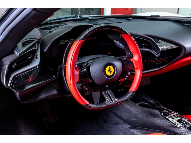 ＳＦ９０ストラダーレ アセットフィオラノ　ＥｘｔｅｎｄｅｄＷａｒｒａｎｔｙ付帯済み　Ｂｉａｎｃｏ　Ｃｅｒｖｉｎｏ　ＡｓｅｔｔｏＦｉｏｒａｎｏパッケージ　左ハンドル　ツートンカラーボディ　ＬＥＤ付きカーボンステアリングホイール（23枚目）