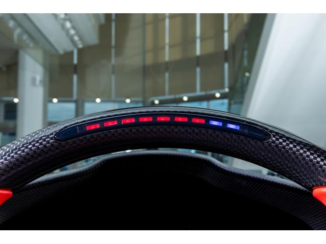 ＳＦ９０ストラダーレ アセットフィオラノ　ＥｘｔｅｎｄｅｄＷａｒｒａｎｔｙ付帯済み　Ｂｉａｎｃｏ　Ｃｅｒｖｉｎｏ　ＡｓｅｔｔｏＦｉｏｒａｎｏパッケージ　左ハンドル　ツートンカラーボディ　ＬＥＤ付きカーボンステアリングホイール（24枚目）