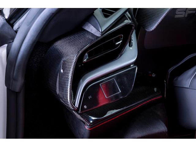 ＳＦ９０ストラダーレ アセットフィオラノ　ＥｘｔｅｎｄｅｄＷａｒｒａｎｔｙ付帯済み　Ｂｉａｎｃｏ　Ｃｅｒｖｉｎｏ　ＡｓｅｔｔｏＦｉｏｒａｎｏパッケージ　左ハンドル　ツートンカラーボディ　ＬＥＤ付きカーボンステアリングホイール（25枚目）