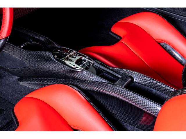 ＳＦ９０ストラダーレ アセットフィオラノ　ＥｘｔｅｎｄｅｄＷａｒｒａｎｔｙ付帯済み　Ｂｉａｎｃｏ　Ｃｅｒｖｉｎｏ　ＡｓｅｔｔｏＦｉｏｒａｎｏパッケージ　左ハンドル　ツートンカラーボディ　ＬＥＤ付きカーボンステアリングホイール（26枚目）