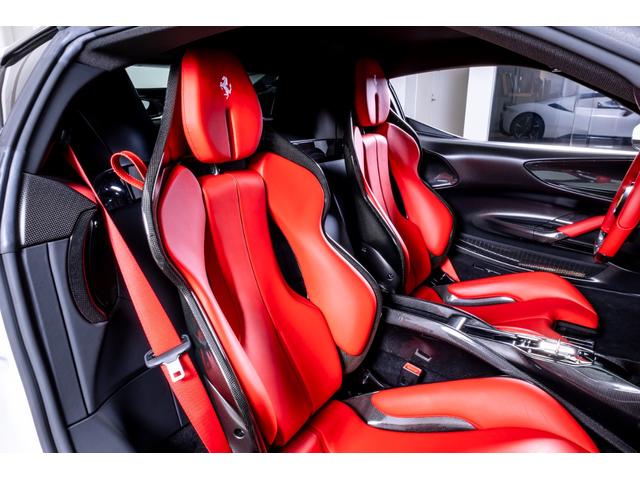 ＳＦ９０ストラダーレ アセットフィオラノ　ＥｘｔｅｎｄｅｄＷａｒｒａｎｔｙ付帯済み　Ｂｉａｎｃｏ　Ｃｅｒｖｉｎｏ　ＡｓｅｔｔｏＦｉｏｒａｎｏパッケージ　左ハンドル　ツートンカラーボディ　ＬＥＤ付きカーボンステアリングホイール（32枚目）