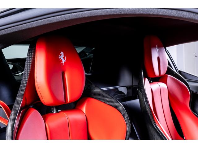 ＳＦ９０ストラダーレ アセットフィオラノ　ＥｘｔｅｎｄｅｄＷａｒｒａｎｔｙ付帯済み　Ｂｉａｎｃｏ　Ｃｅｒｖｉｎｏ　ＡｓｅｔｔｏＦｉｏｒａｎｏパッケージ　左ハンドル　ツートンカラーボディ　ＬＥＤ付きカーボンステアリングホイール（33枚目）