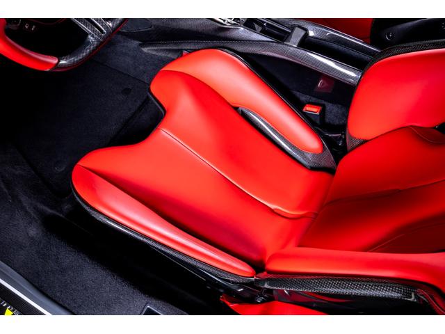 ＳＦ９０ストラダーレ アセットフィオラノ　ＥｘｔｅｎｄｅｄＷａｒｒａｎｔｙ付帯済み　Ｂｉａｎｃｏ　Ｃｅｒｖｉｎｏ　ＡｓｅｔｔｏＦｉｏｒａｎｏパッケージ　左ハンドル　ツートンカラーボディ　ＬＥＤ付きカーボンステアリングホイール（34枚目）