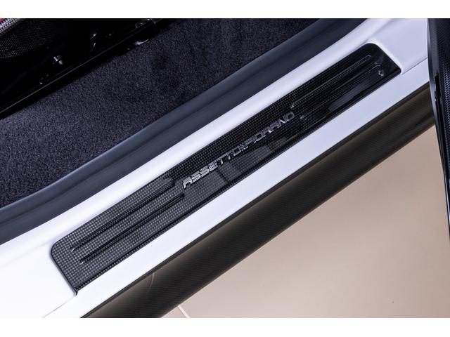 ＳＦ９０ストラダーレ アセットフィオラノ　ＥｘｔｅｎｄｅｄＷａｒｒａｎｔｙ付帯済み　Ｂｉａｎｃｏ　Ｃｅｒｖｉｎｏ　ＡｓｅｔｔｏＦｉｏｒａｎｏパッケージ　左ハンドル　ツートンカラーボディ　ＬＥＤ付きカーボンステアリングホイール（37枚目）
