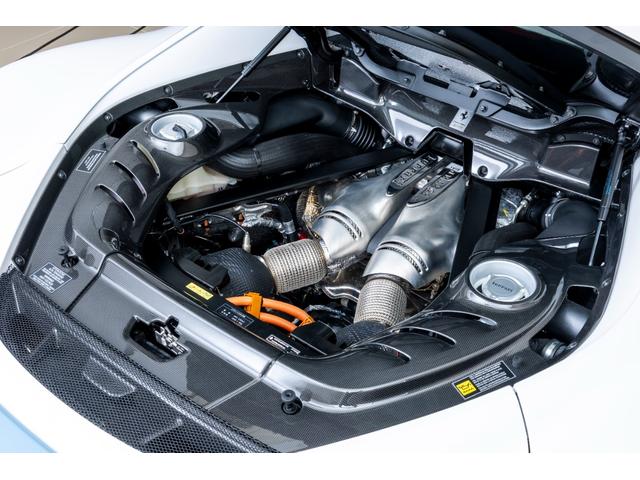 ２９６ＧＴＢ 　新車保証継承　Ｂｉａｎｃｏ　Ｃｅｒｖｉｎｏ　左ハンドル　アルカンターラインナーディティール　サスペンションリフター　ＬＥＤ付きカーボンステアリングホイール　デイトナカーボンファイバーレーシングシート（3枚目）