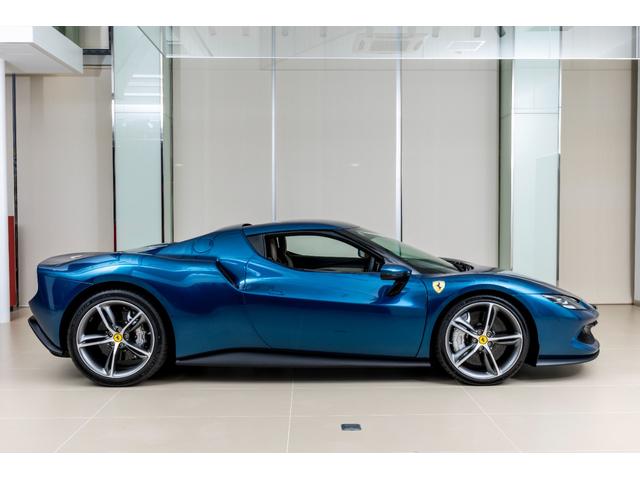 296GTB ベースグレード 新車保証継承 Blu Abu Dhabi 右ハンドル車 カーボンファーバーアッパートンネル・サスペンションリフター・LED付きカーボンファイバーステアリングホイール・カーボンファイバーレーシングシート(6枚目)