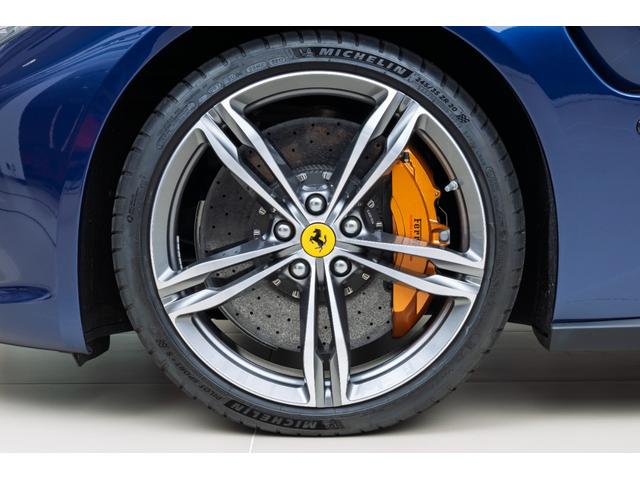 GTC4ルッソ 認定中古車保証 BLU TOUR DE FRANCE 522 前後サスペンションリフター フロントグリルダーククローム仕上 20インチダイヤモンドカット鍛造ホイールカーボンファーバードライバーゾーン(14枚目)