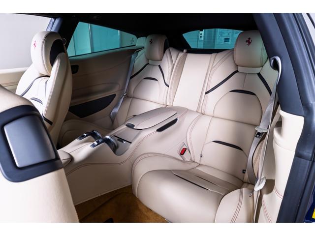 GTC4ルッソ 認定中古車保証 BLU TOUR DE FRANCE 522 前後サスペンションリフター フロントグリルダーククローム仕上 20インチダイヤモンドカット鍛造ホイールカーボンファーバードライバーゾーン(35枚目)