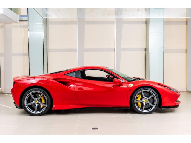 Ｆ８トリブート 　ＬＥＤ付カーボンステアリングホイール＋カーボンファイバードラーバーゾーン　２０インチ鍛造マットホイール　カーボンレーシングシート　サスペンションリフター　カーボン（センターコンソール　エンジンカバー）（7枚目）