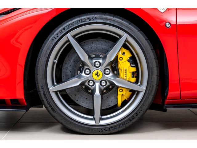 Ｆ８トリブート 　ＬＥＤ付カーボンステアリングホイール＋カーボンファイバードラーバーゾーン　２０インチ鍛造マットホイール　カーボンレーシングシート　サスペンションリフター　カーボン（センターコンソール　エンジンカバー）（15枚目）